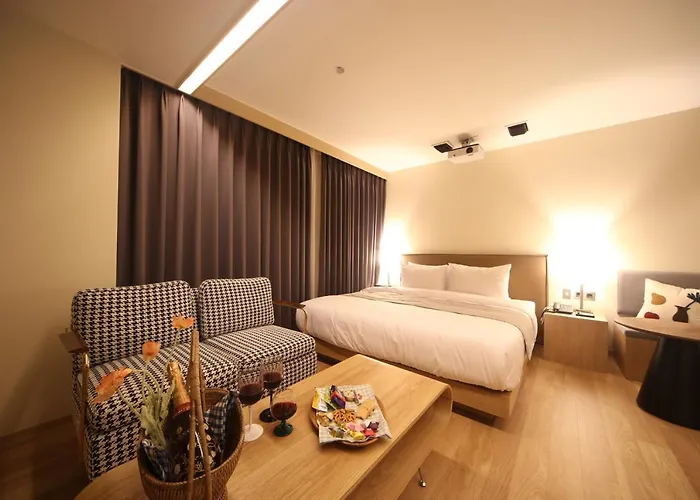 Hotel Dongnae Hound Sajik Minam Station