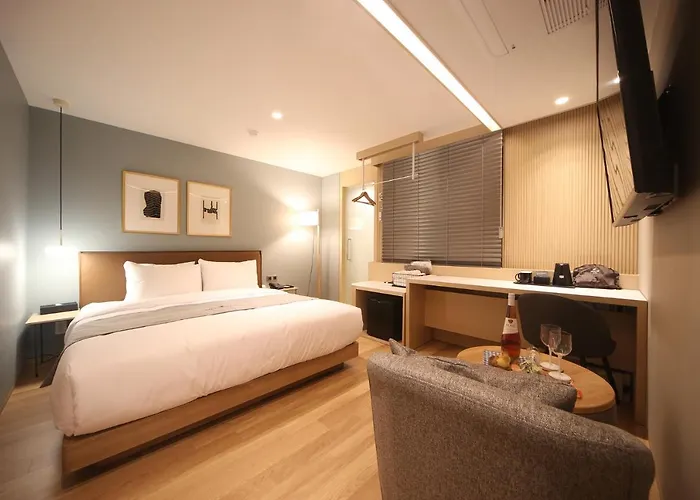Dongnae Hound Sajik Minam Station Hotel