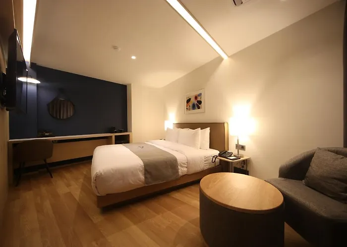 Hotel Dongnae Hound Sajik Minam Station *