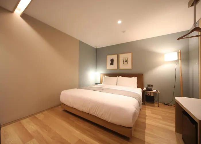 Dongnae Hound Sajik Minam Station Hotel *