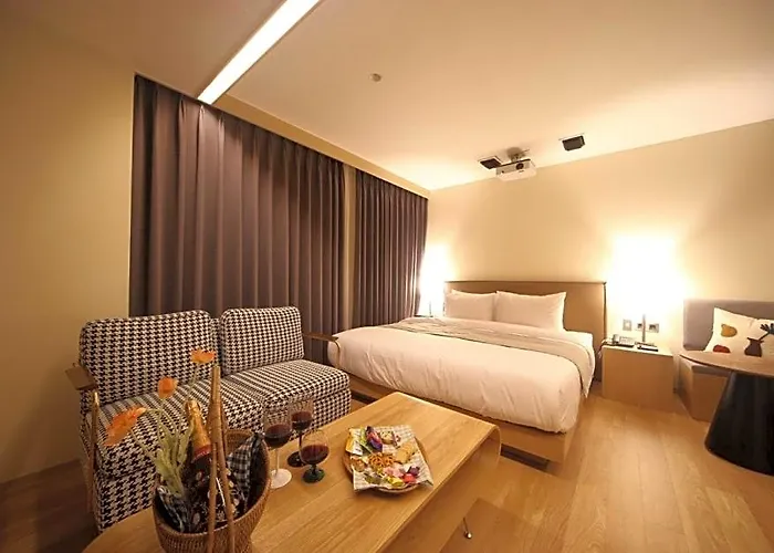 Dongnae Hound Sajik Minam Station Hotel