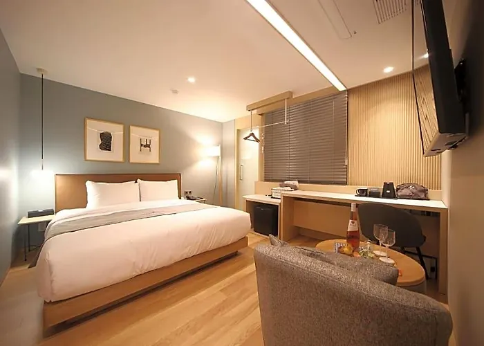 Hotel Dongnae Hound Sajik Minam Station *