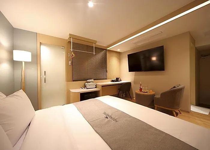 Dongnae Hound Sajik Minam Station Hotel