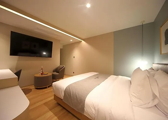 Dongnae Hound Sajik Minam Station Hotel