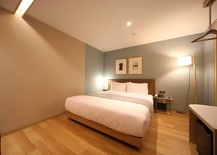 Hotel Dongnae Hound Sajik Minam Station