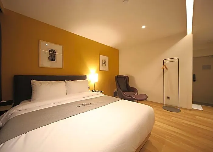 Dongnae Hound Sajik Minam Station Hotel