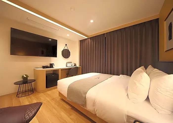 Hotel Dongnae Hound Sajik Minam Station *