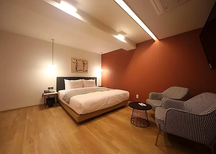 Hotel Dongnae Hound Sajik Minam Station