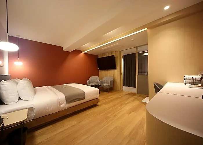 Hotel Dongnae Hound Sajik Minam Station