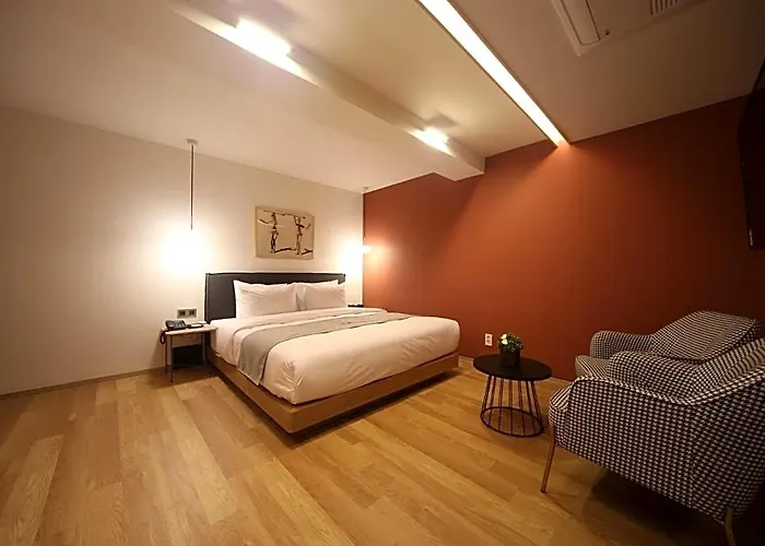 Dongnae Hound Sajik Minam Station Hotel *