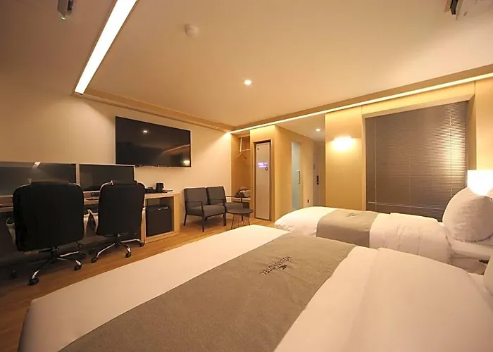 Hotel Dongnae Hound Sajik Minam Station
