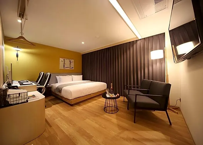 Dongnae Hound Sajik Minam Station Hotel *