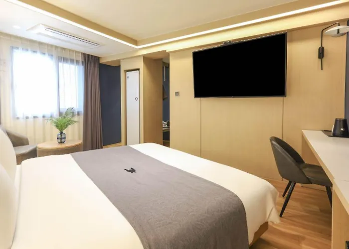 Dongnae Hound Sajik Minam Station Hotel