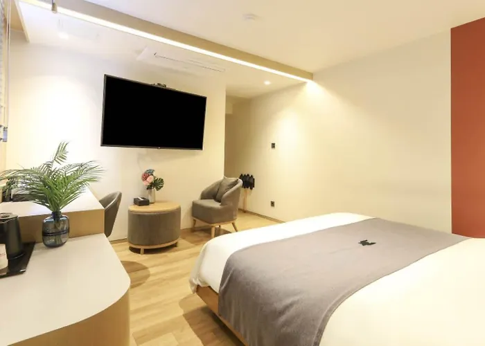 Hotel Dongnae Hound Sajik Minam Station