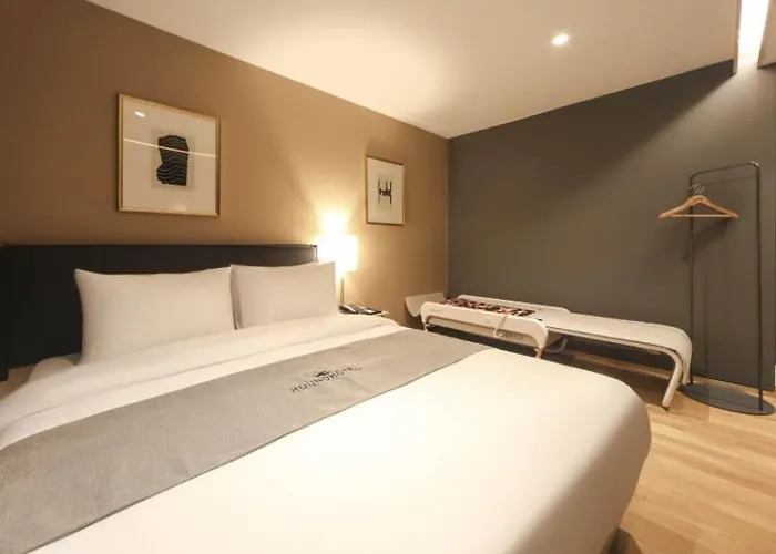 Hotel Dongnae Hound Sajik Minam Station