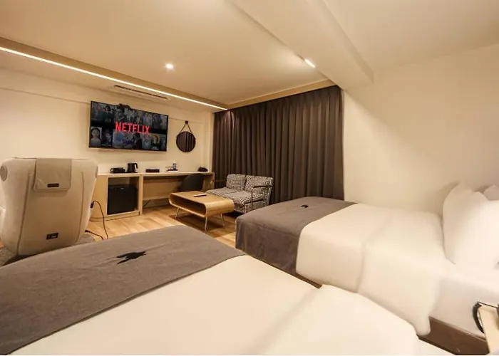 Dongnae Hound Sajik Minam Station Hotel