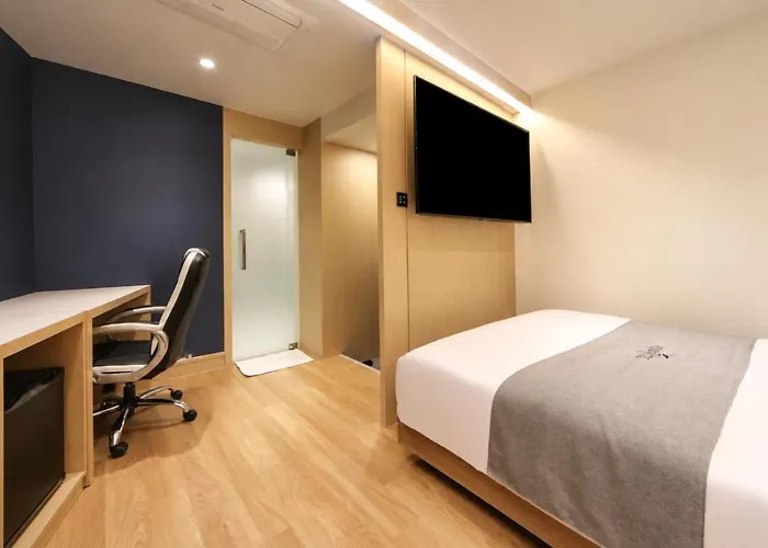 Hotel Dongnae Hound Sajik Minam Station *